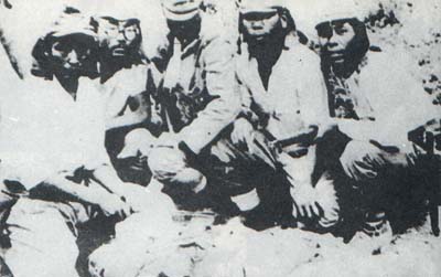 一群日本兵在被他們殺死的中國人尸體前留影