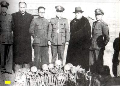 1946年，中國軍事法庭庭長石美瑜等人檢驗雨花台荒草中的被害人尸骨。