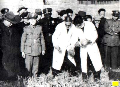 1946年，中國軍事法庭庭長石美瑜等人檢驗雨花台荒草中的被害人尸骨。