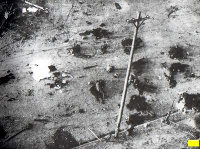 1937年12月13日，南京遭屠城后的南門前尸橫遍野，血跡斑斑。