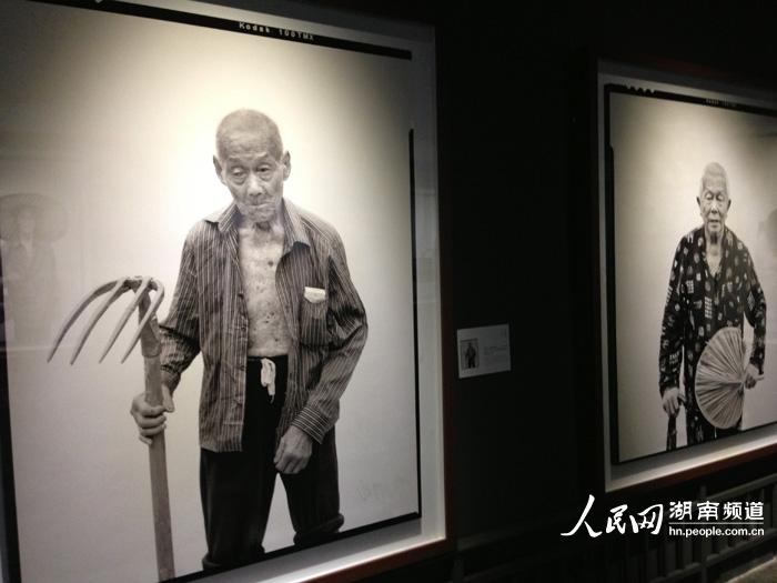 9月23日上午，《共和國不會忘記——湖南省平江縣失散老紅軍肖像攝影作品展》在長沙開幕。圖為老紅軍肖像攝影展現場。