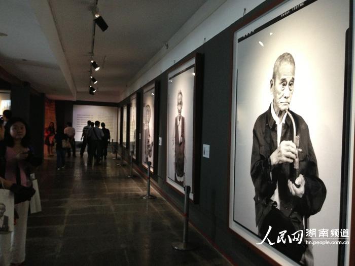 9月23日上午，《共和國不會忘記——湖南省平江縣失散老紅軍肖像攝影作品展》在長沙開幕。圖為市民正在參觀老紅軍肖像攝影展。