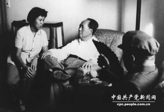 1965年，邵華參加“四清”運動回來向毛澤東匯報工作情況