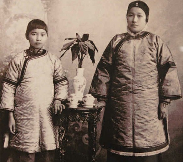 少女时代的宋庆龄和她的母亲倪��贞。