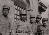 1938年：鄧小平與蕭克、彭雪楓、朱德、彭德懷在山西洪洞縣馬牧村八路軍總部的合影