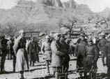 1940年春：鄧小平作為一二九師領導與一一五師政治委員聶榮臻等在八路軍總部交流經驗時的合影