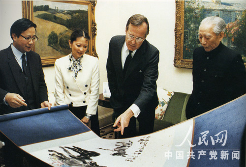 1985年，訪問美國時向美國副總統喬治·布什贈送禮品。