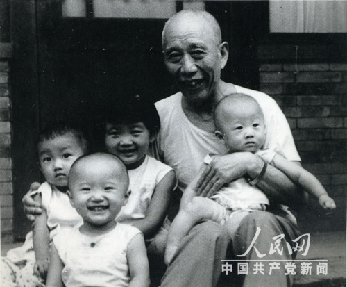 1972年8月，王震與孫子、孫女在北京寓所。