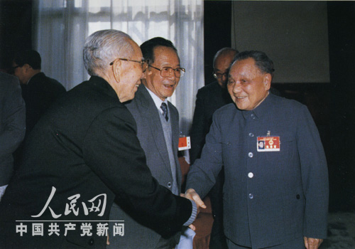 王震與鄧小平在七屆全國人大一次會議休息室交談。