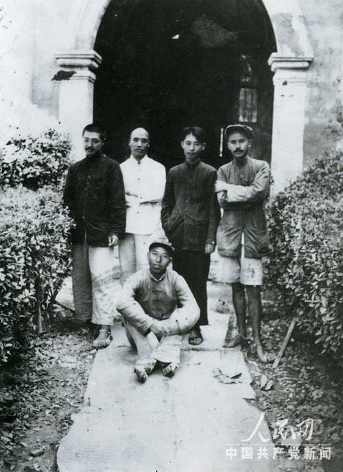 1935年8月，紅2、6軍團領導在湖南澧縣合影。左起：賀龍、李達、關向應、任弼時。中坐者為王震。