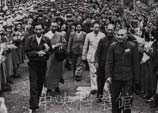 1951年4月：鄧小平歡迎以阿沛·阿旺晉美為首的西藏地方政府代表團途經重慶前往北京