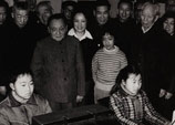 1984年2月：鄧小平和王震在上海觀看小學生操作簡易電子計算機