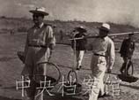 1958年：鄧小平在十三陵水庫工地參加義務勞動