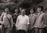 1979年7月：75歲高齡的鄧小平登臨黃山時，與一群上海復旦大學學生的合影