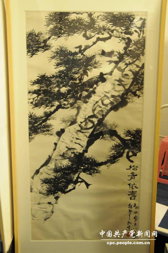 2012年2月18日捐贈鄧林繪“鬆青依舊”國畫橫幅