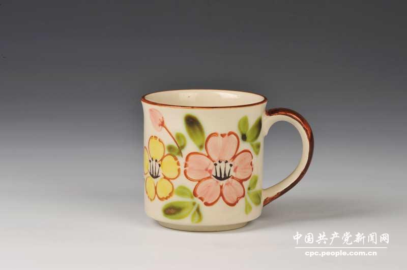 鄧榕贈1978年10月鄧小平訪日的淡黃色櫻花水杯