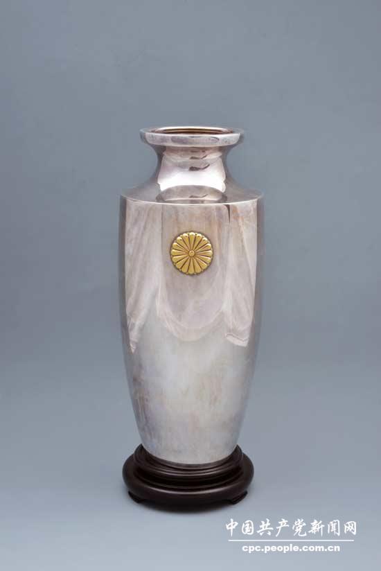 鄧小平親屬捐贈1978年鄧小平同志訪日時日本天皇送的“木底座銀質檐口花瓶”