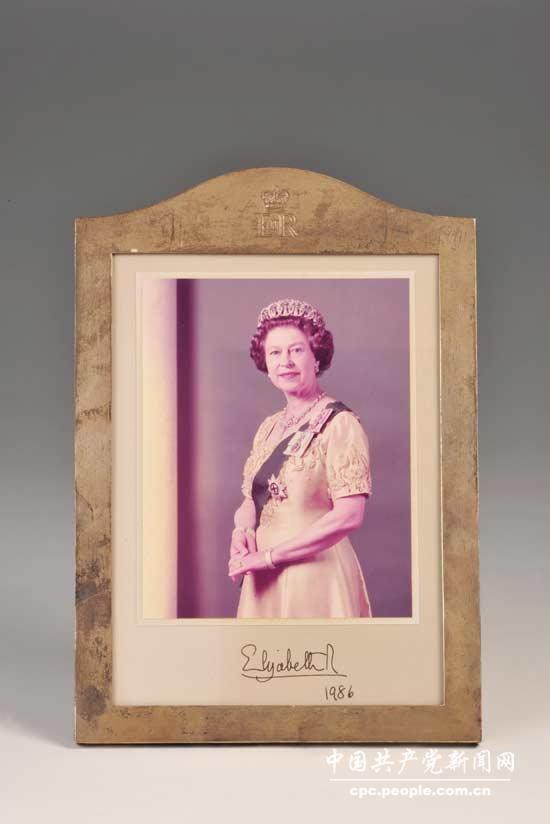 鄧小平親屬捐贈1986年英國女王伊麗莎白訪問中國時贈送給鄧小平同志的禮物