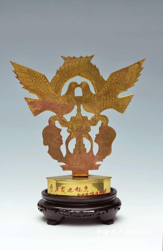 鄧小平親屬捐贈1991年老山戌邊英雄連贈給鄧小平的銅質“和平鴿”