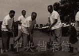 1965年7月：鄧小平和朱德、彭真參加北京地下鐵道破土動工典禮