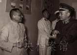 1958年：鄧小平和彭德懷在國防科研部門的匯報展覽上