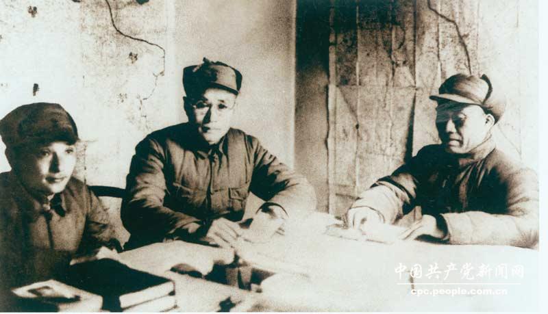 1938年鄧小平（左一）和朱德（左三）、劉伯承（左二）一起研究作戰計劃