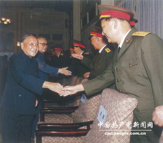 1988年9月，鄧小平與李先念等接見第一排被授予上將軍銜的17位將軍