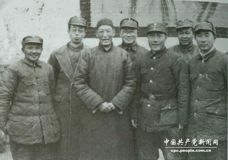 1946年2月，鄧小平（左一）、劉伯承（左四）、薄一波（右一）、楊秀峰（左二）、高樹勛（右三）與邯鄲戰役中被俘的國民黨軍第11戰區副司令官馬法五（著長衫者）合影