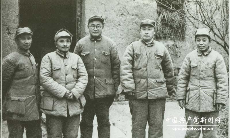 1948年11月，中央軍委決定，組成由鄧小平任書記的五人總前委，統一領導和指揮中原、華東兩大野戰軍，舉行淮海戰役。（左起：粟裕、鄧小平、劉伯承、陳毅、譚震林）
