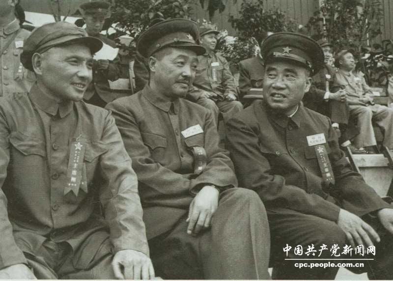 1952年8月，人民解放軍建軍25周年，鄧小平和朱德、賀龍在全軍體育運動大會主席台上