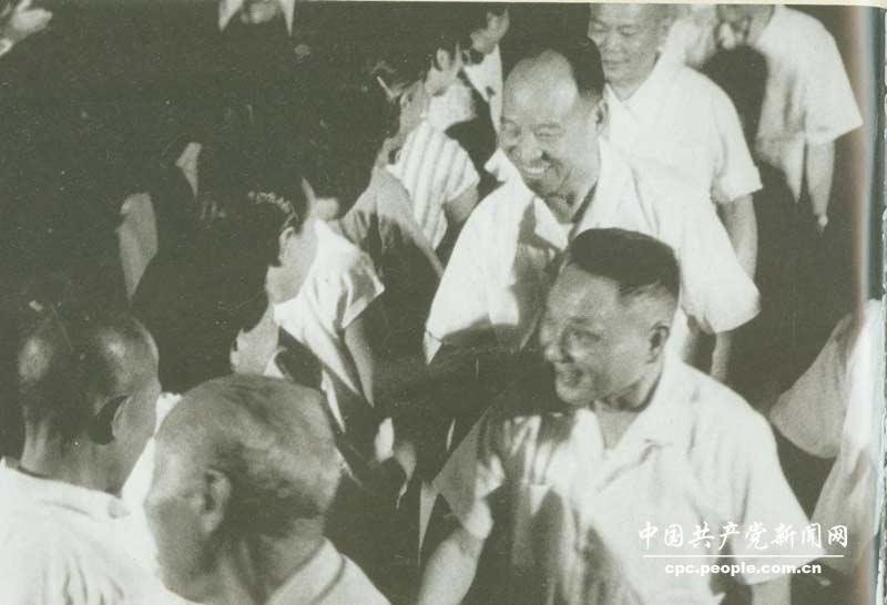 1965年建軍節，鄧小平等接見人民解放軍先進連隊和軍烈屬代表