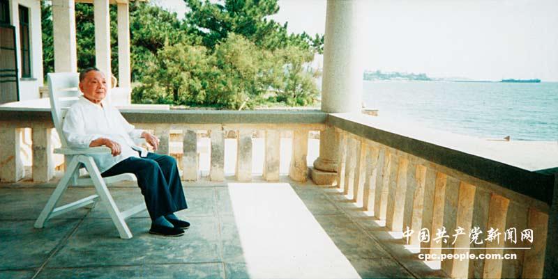 鄧小平一生迷戀大海，這是他最后一次與大海的合影