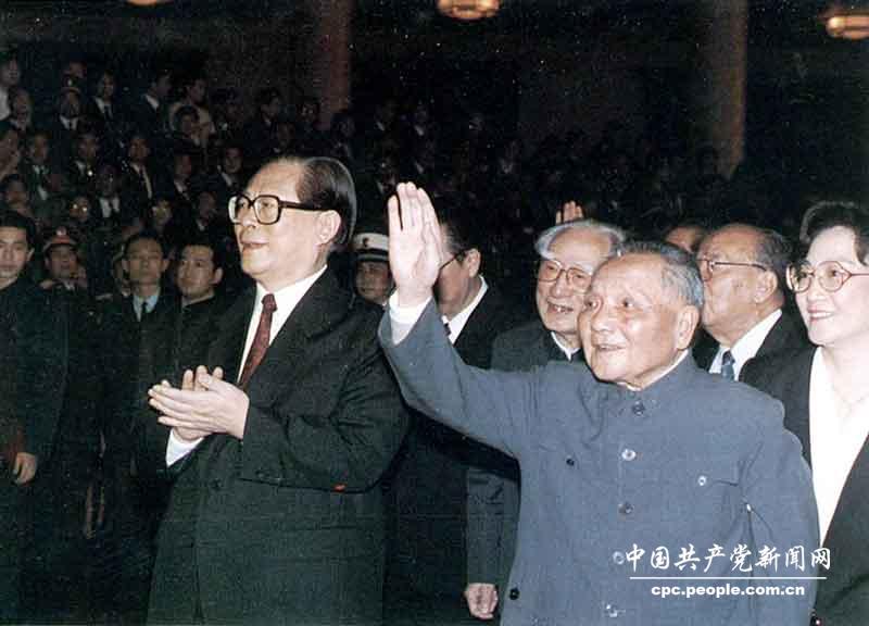 鄧小平向中央軍委擴大會議代表揮手致意
