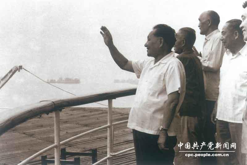 1980年7月11日，鄧小平在重慶登上東方紅輪，視察朝天門碼頭