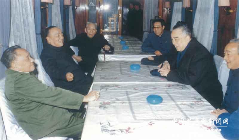 1984年1月，鄧小平開始了他第一次視察經濟特區之行。圖為鄧小平在廣州到深圳的列車上聽取中共廣東省委負責同志的匯報