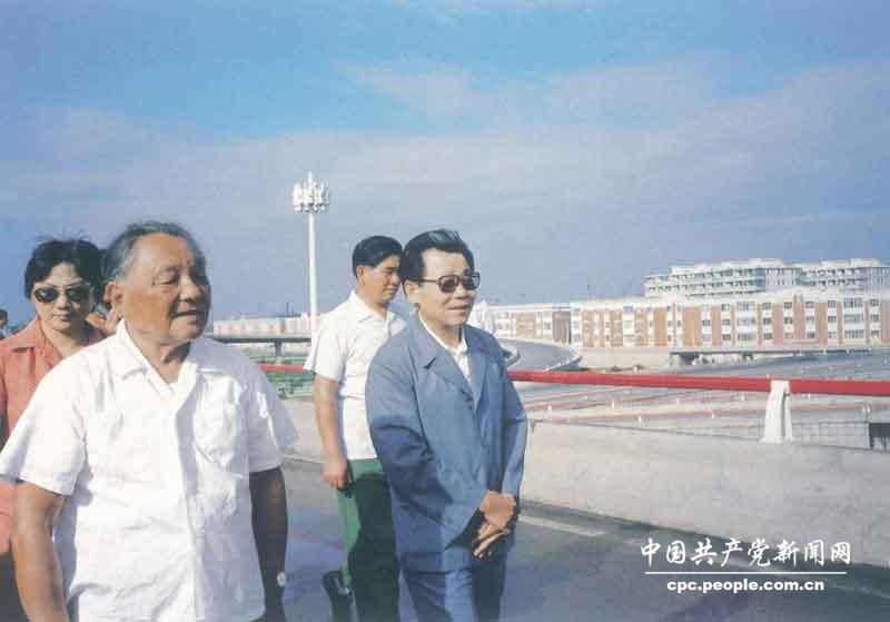 1986年8月，鄧小平視察天津