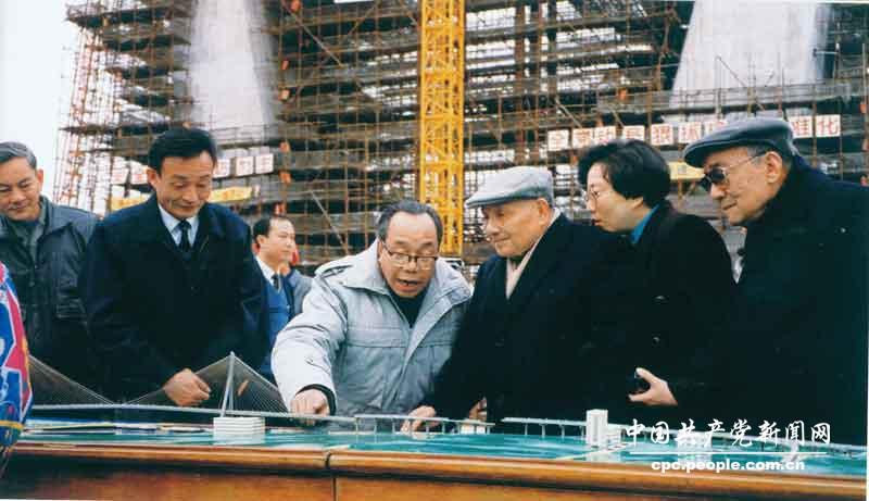 1992年2月7日，在上海楊浦大橋工地，鄧小平聽取大橋建設介紹