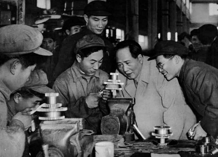 1956年，毛主席在天津视察工厂。