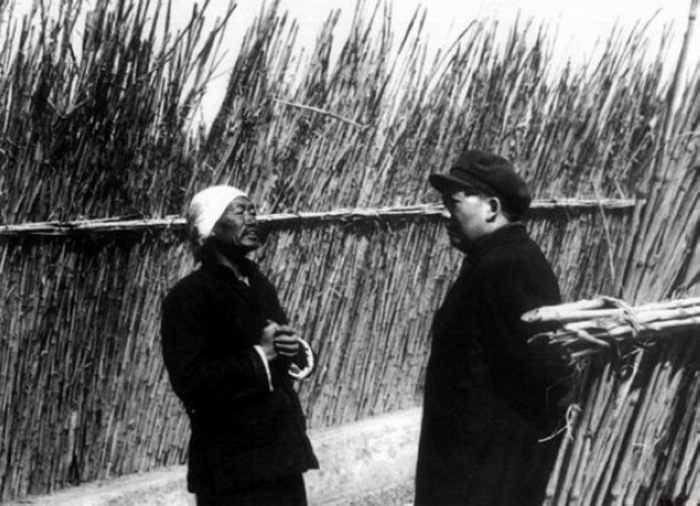 1952年，毛主席在北京近郊访问农民。
