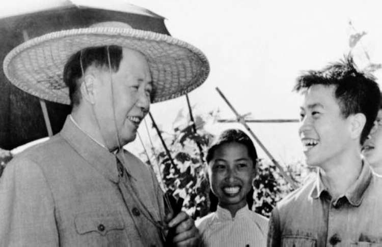 1958年，毛主席在广东视察。