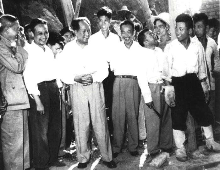 1958年，毛主席在湖北视察武昌第一纱厂(现武汉国棉六厂)。