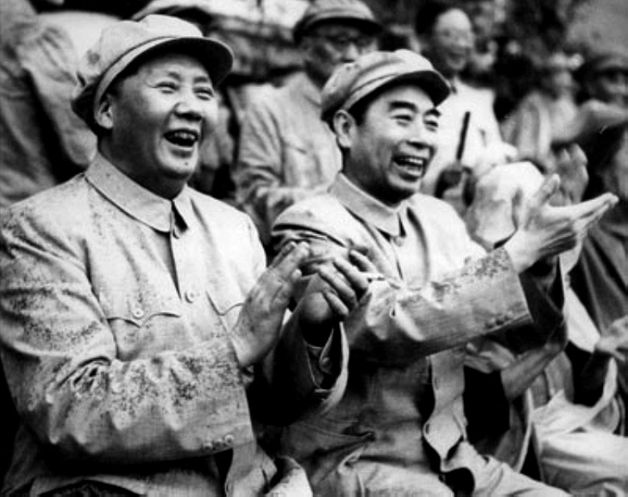 1952年，毛主席在北京与周总理冒雨观看解放军体育比赛。