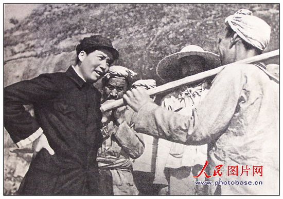 1939年，毛泽东同志在延安和杨家岭农民亲切谈话。