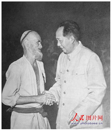1958年，毛泽东和维吾尔族老人库尔班・吐鲁木亲切握手。