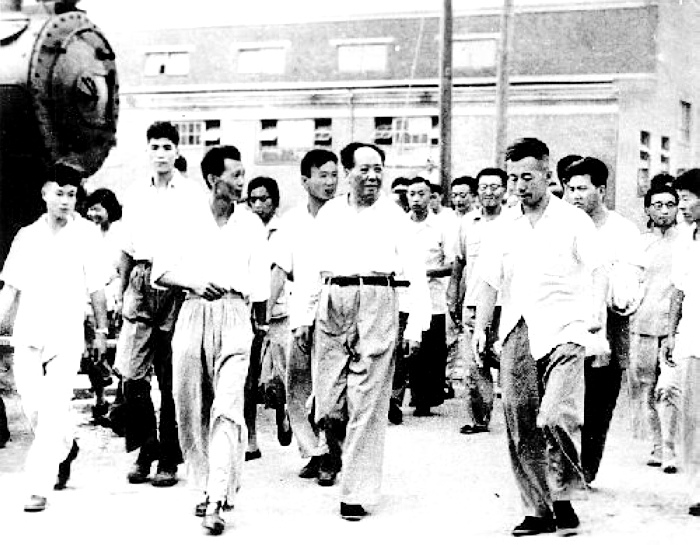 1958年，毛主席在湖北视察武汉重型机床厂。