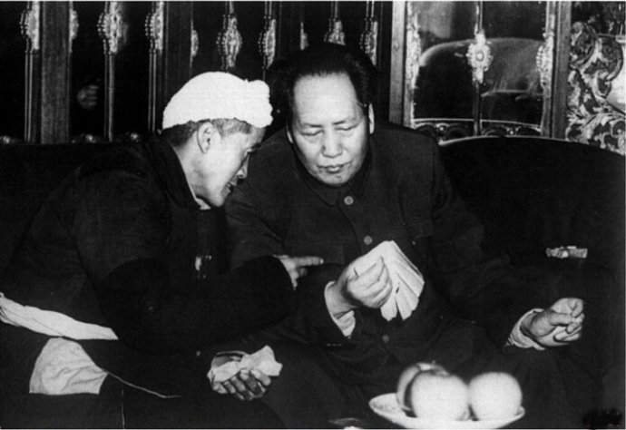 1952年，毛泽东与陕甘宁边区劳动模范杨步浩亲切交谈。