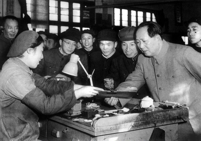 1956年，毛泽东视察南京无线电厂。