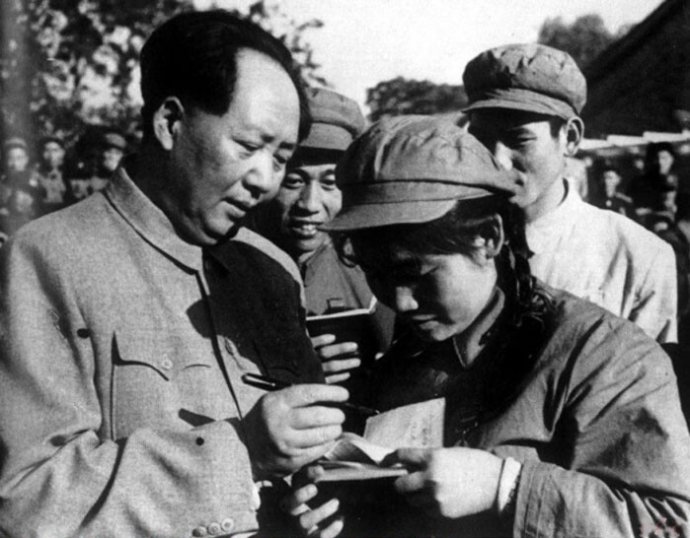1952年，毛泽东为志愿军归国代表团文艺战士代表谢秀民签名留念。