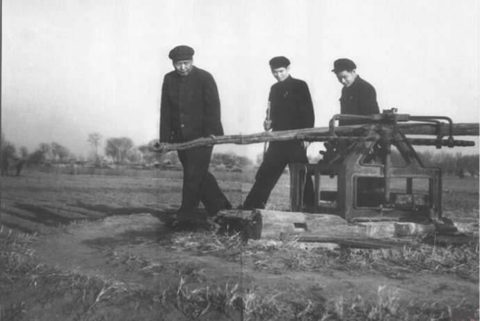 1954年，毛泽东在顺义县农村视察。