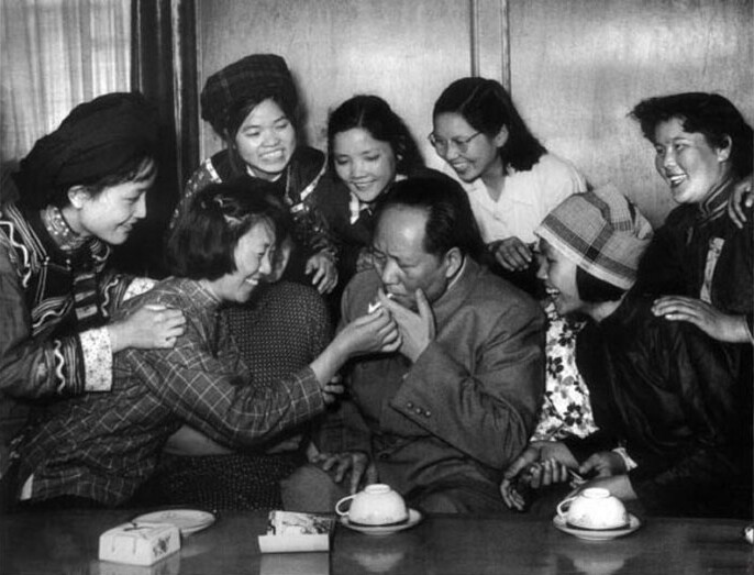 1957年，毛泽东和中国新民主主义青年团第三次全国代表大会的“三大”代表在一起。摄影：洪克